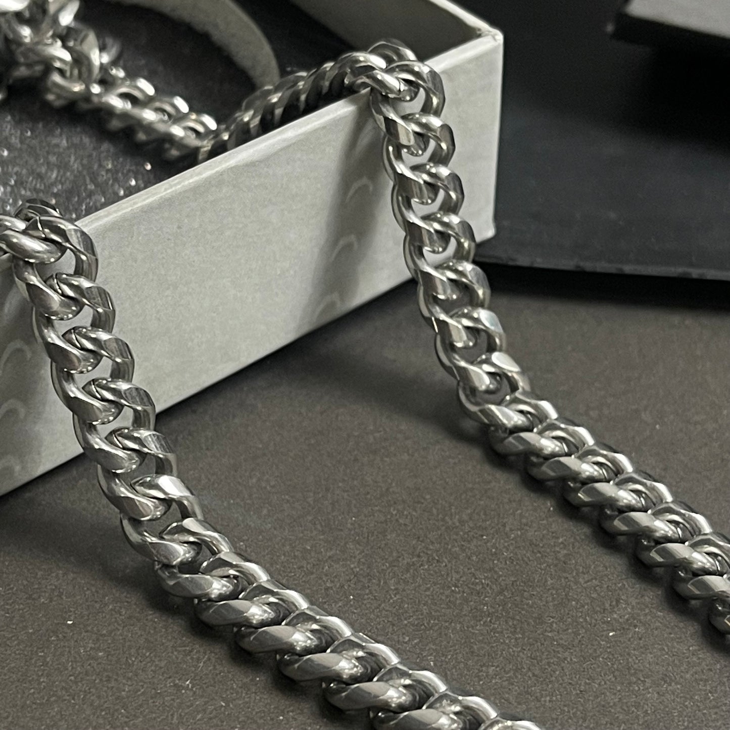 8mm silver heavy curb link neck chain for men in Pakistan