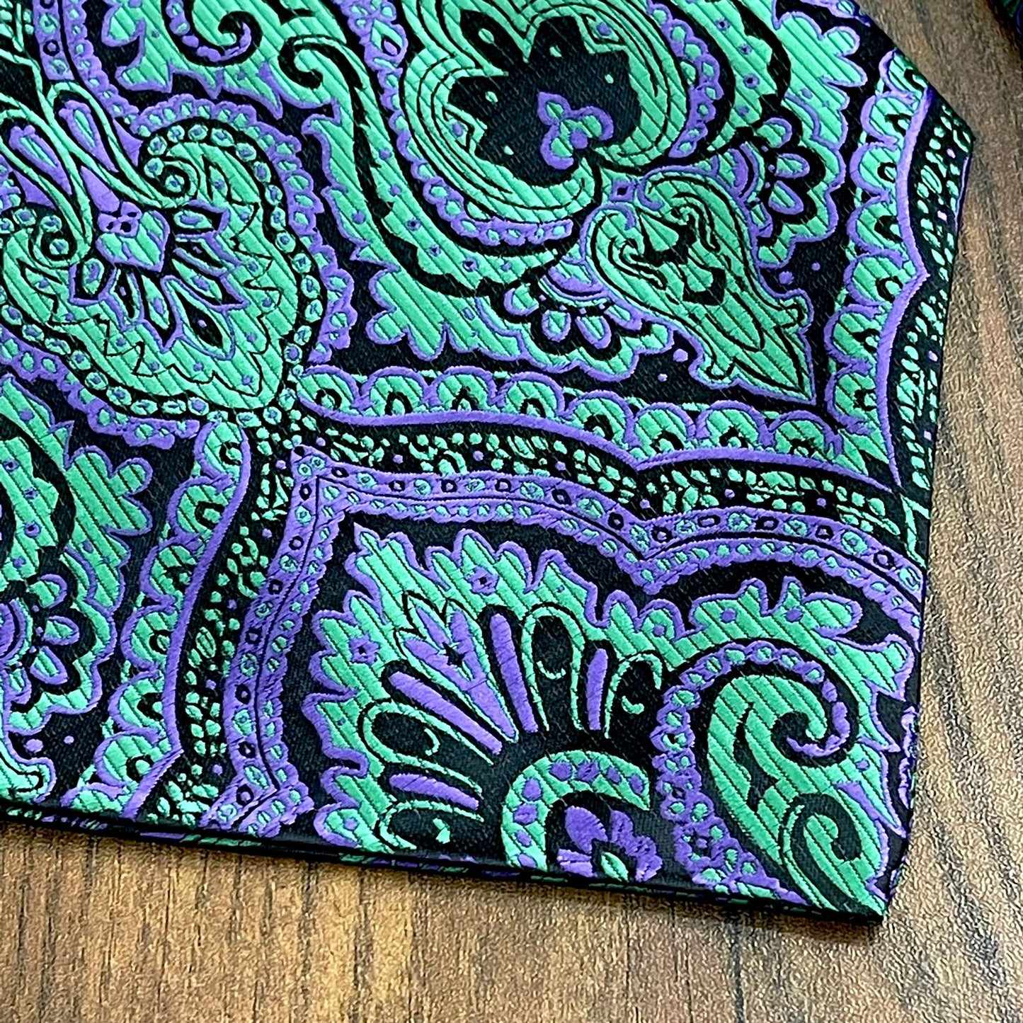 Green ascot tie for men in Pakistan