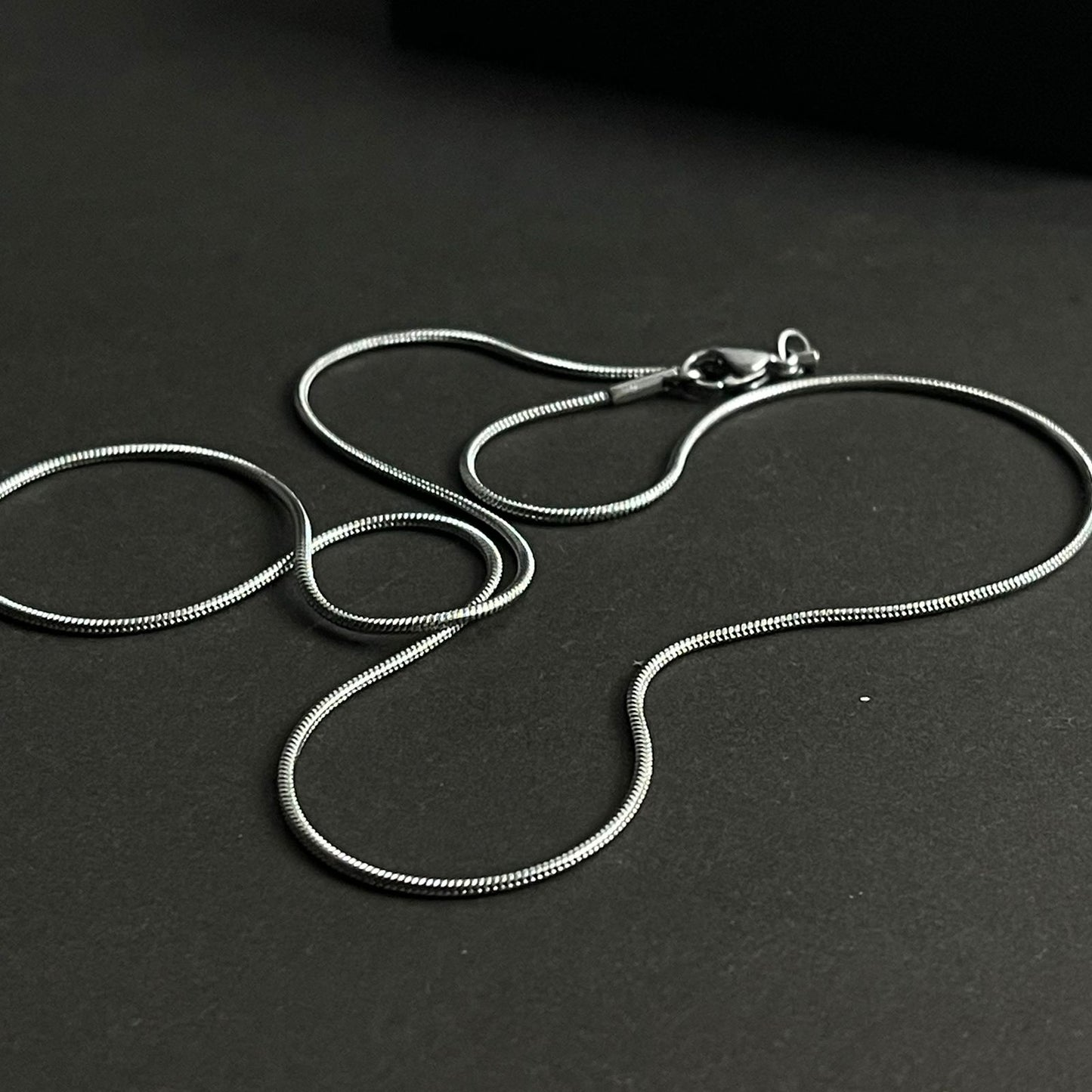1mm sleek silver round snake herringbone neck chain for men in Pakistan