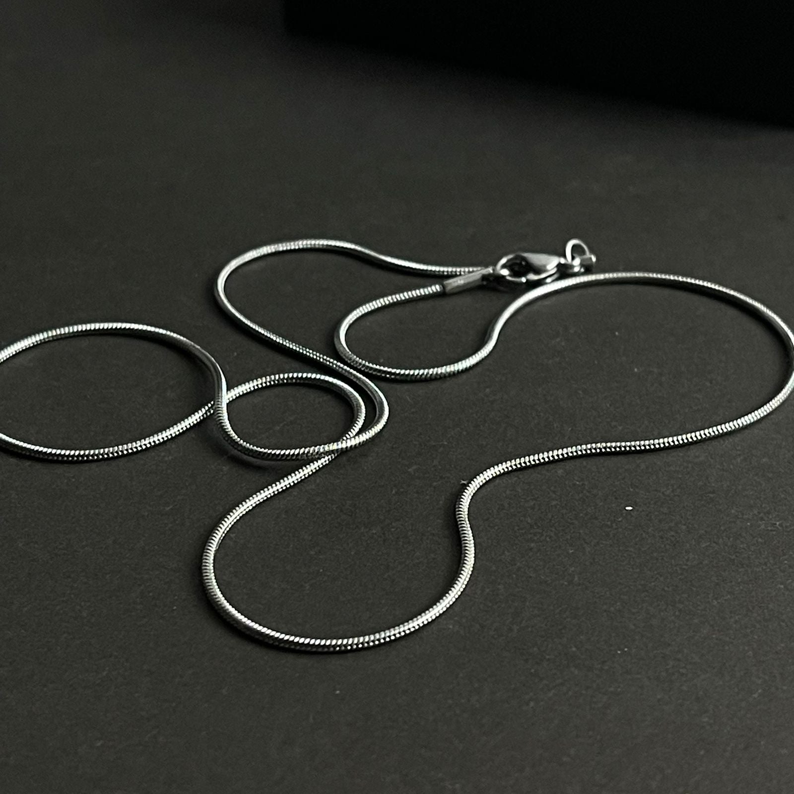1mm sleek silver round snake herringbone neck chain for men in Pakistan