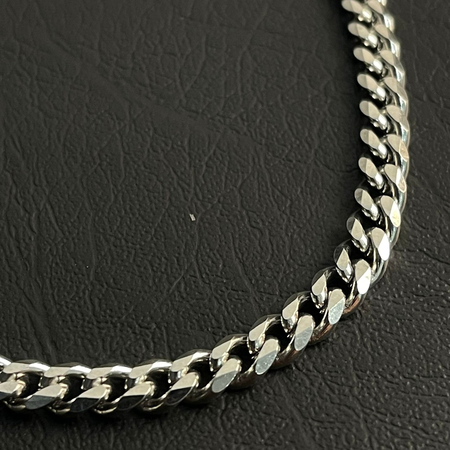 7mm silver Stainless Steel curb link neck chain for men in Pakistan