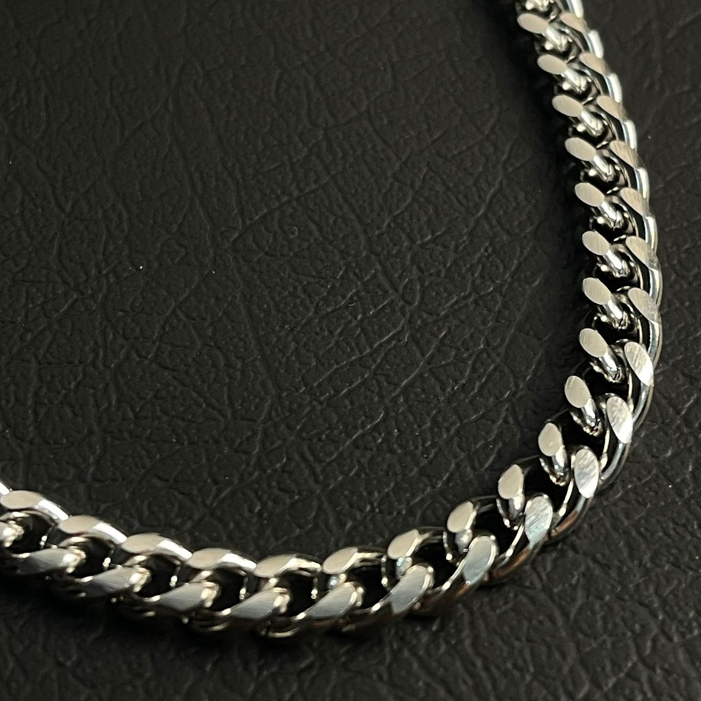 7mm silver stainless steel round curb link neck chain for men online in Pakistan