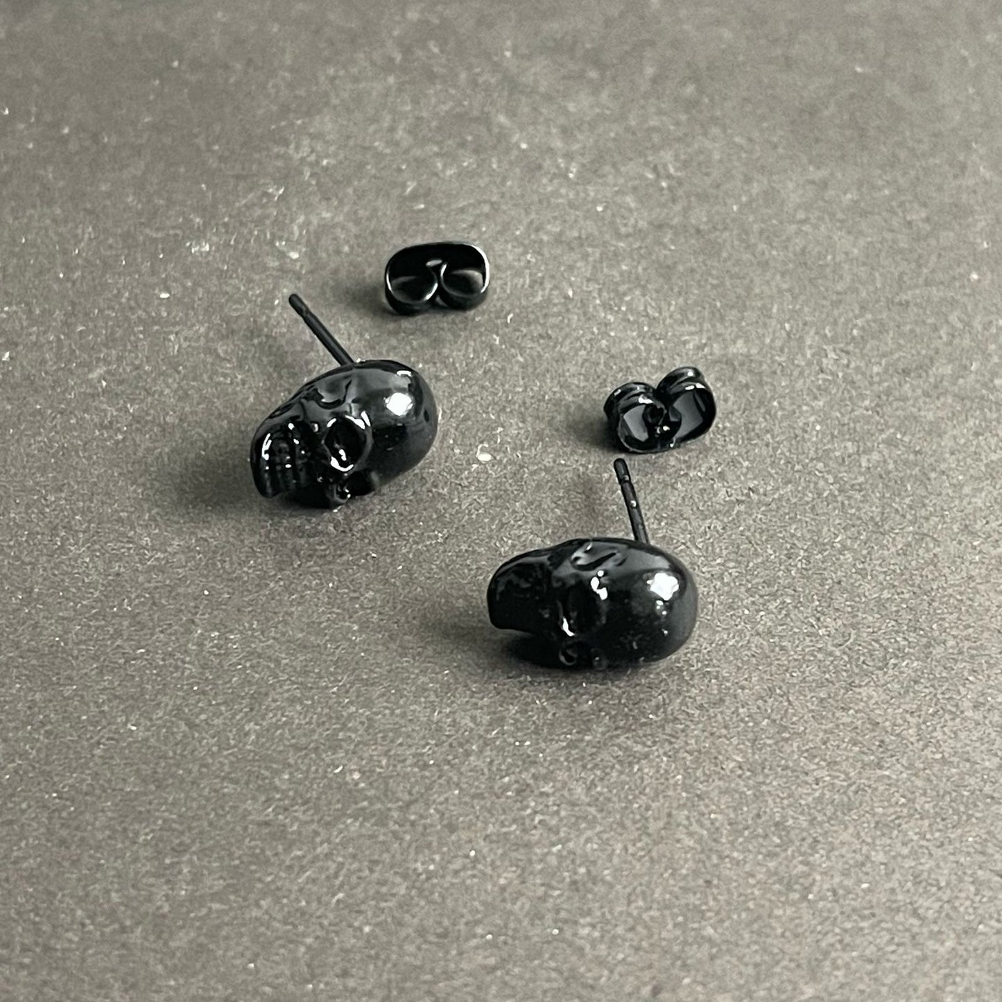 Black skull earrings for men online in Pakistan