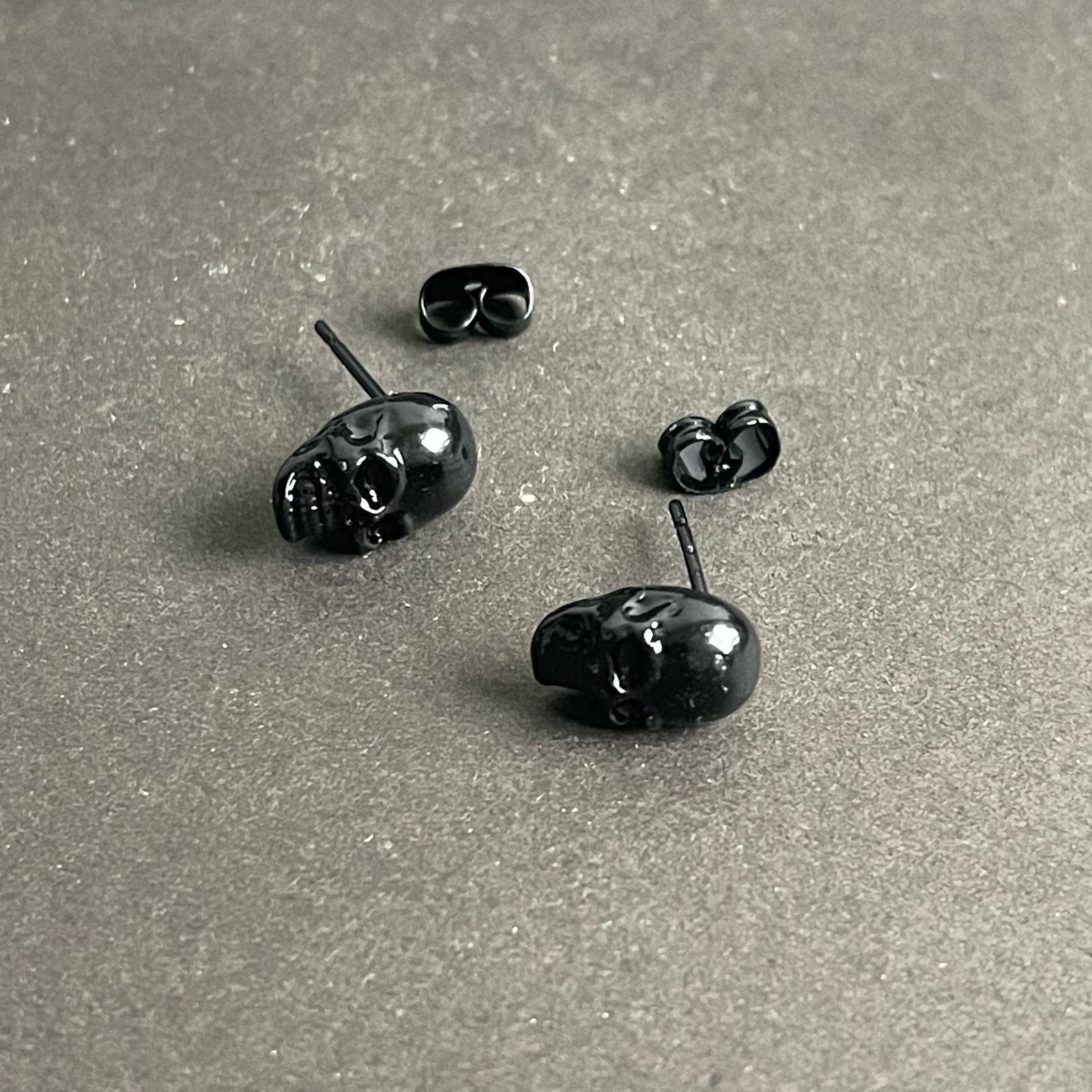Black skull earrings for men online in Pakistan