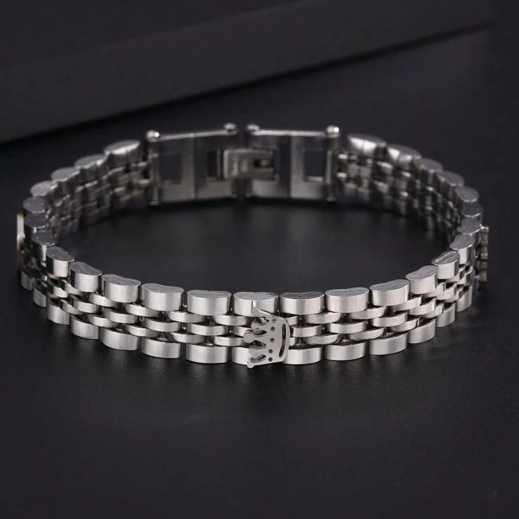 Silver bracelet on a dark background with product details and promotional text.
