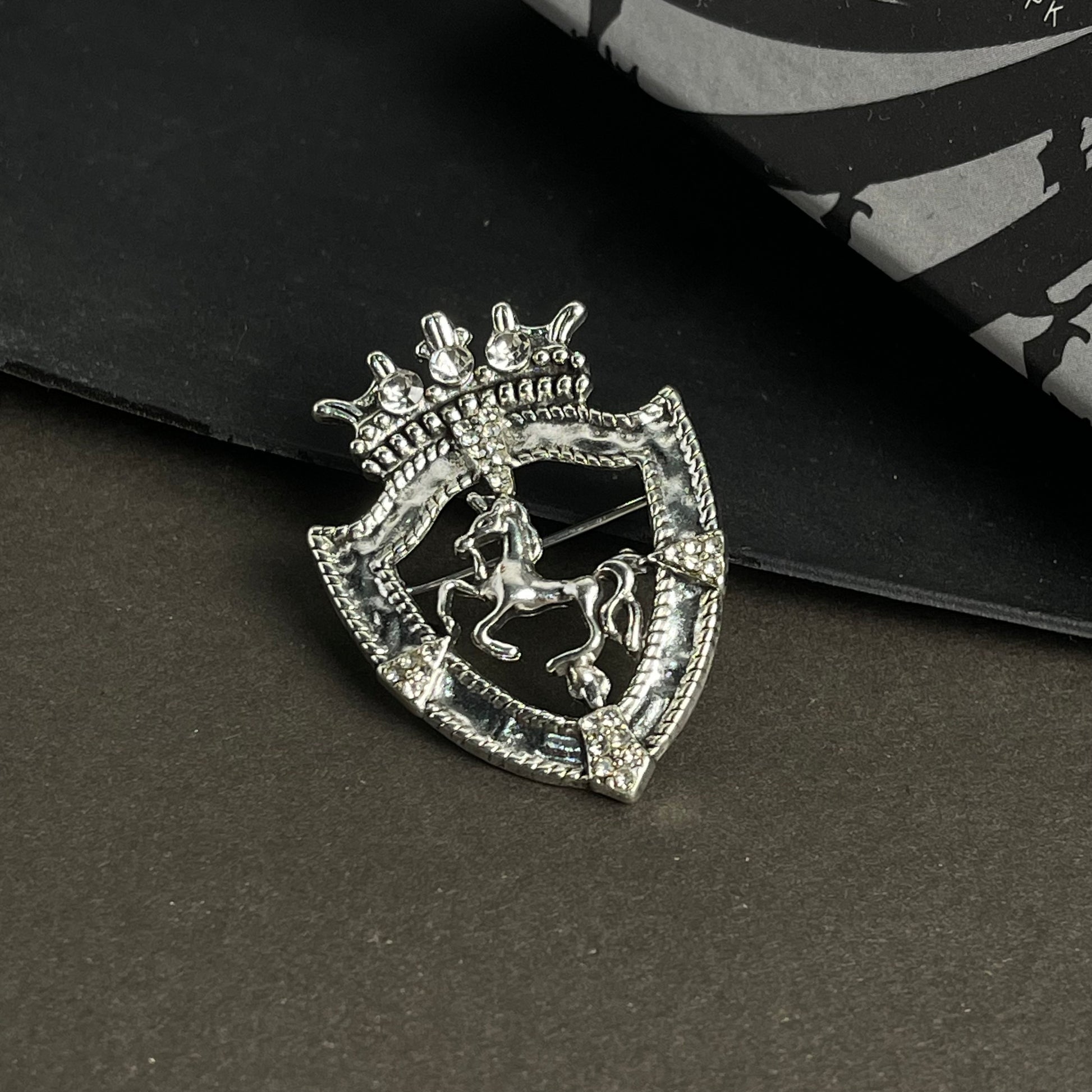 crown horse brooch lapel pin for men suit in Pakistan