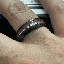 Load image into Gallery viewer, Wood Arrow Grain Titanium Ring (Black)