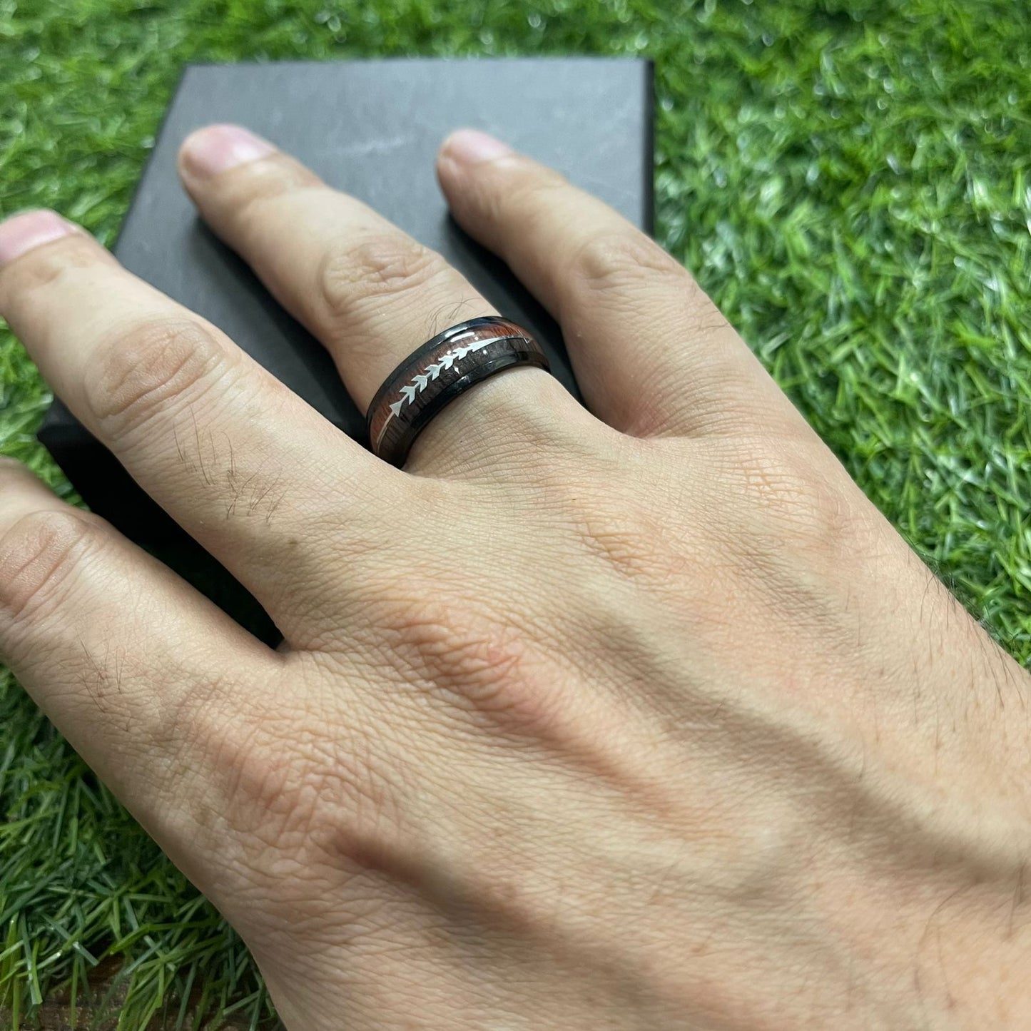 Wood Arrow Grain Titanium Ring (Black)