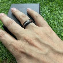 Load image into Gallery viewer, Wood Arrow Grain Titanium Ring (Black)