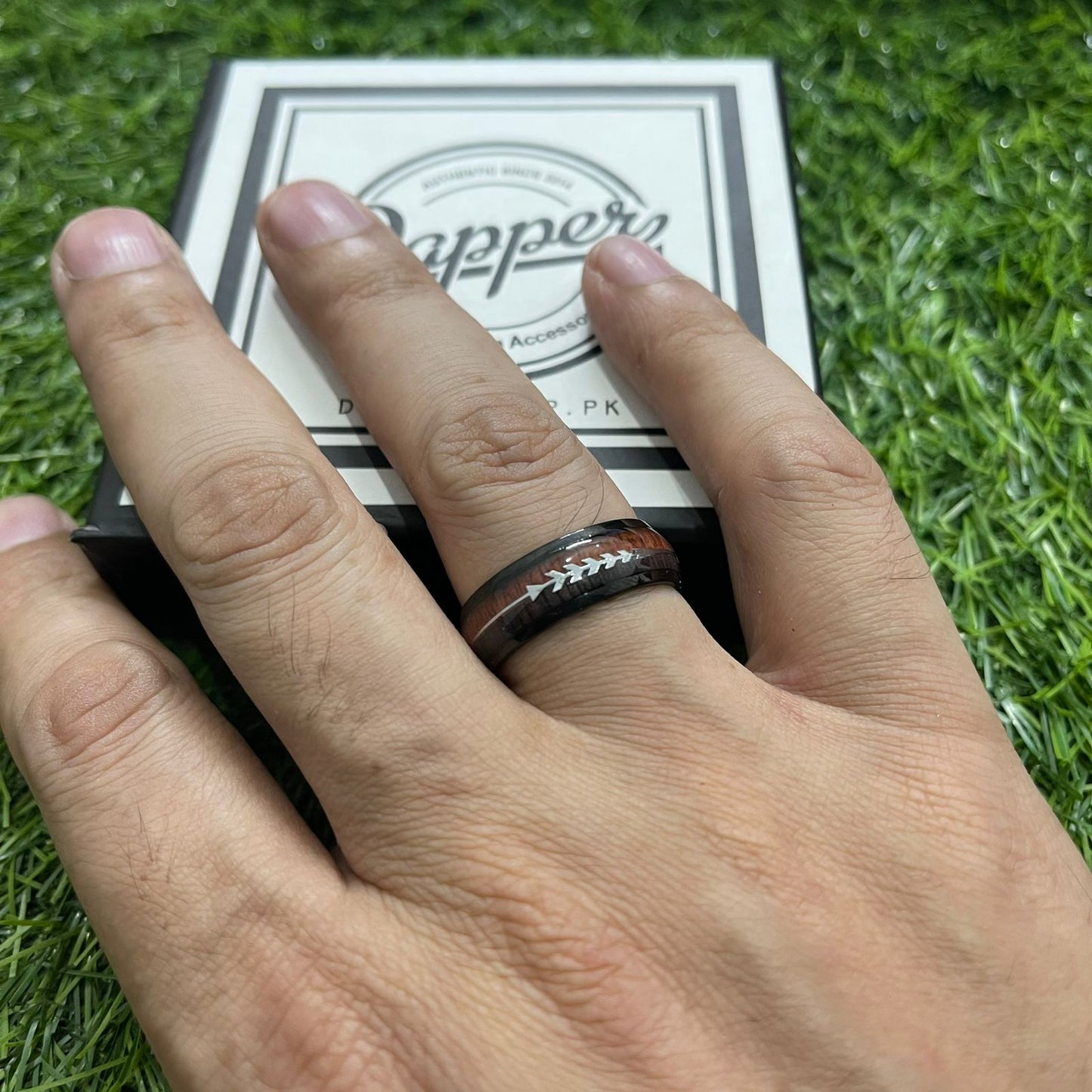 Wood Arrow Grain Titanium Ring (Black)