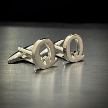 Load image into Gallery viewer, Q Letter Alphabet Silver Cufflink
