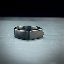 Load image into Gallery viewer, Black Arrow Signet Ring For Men