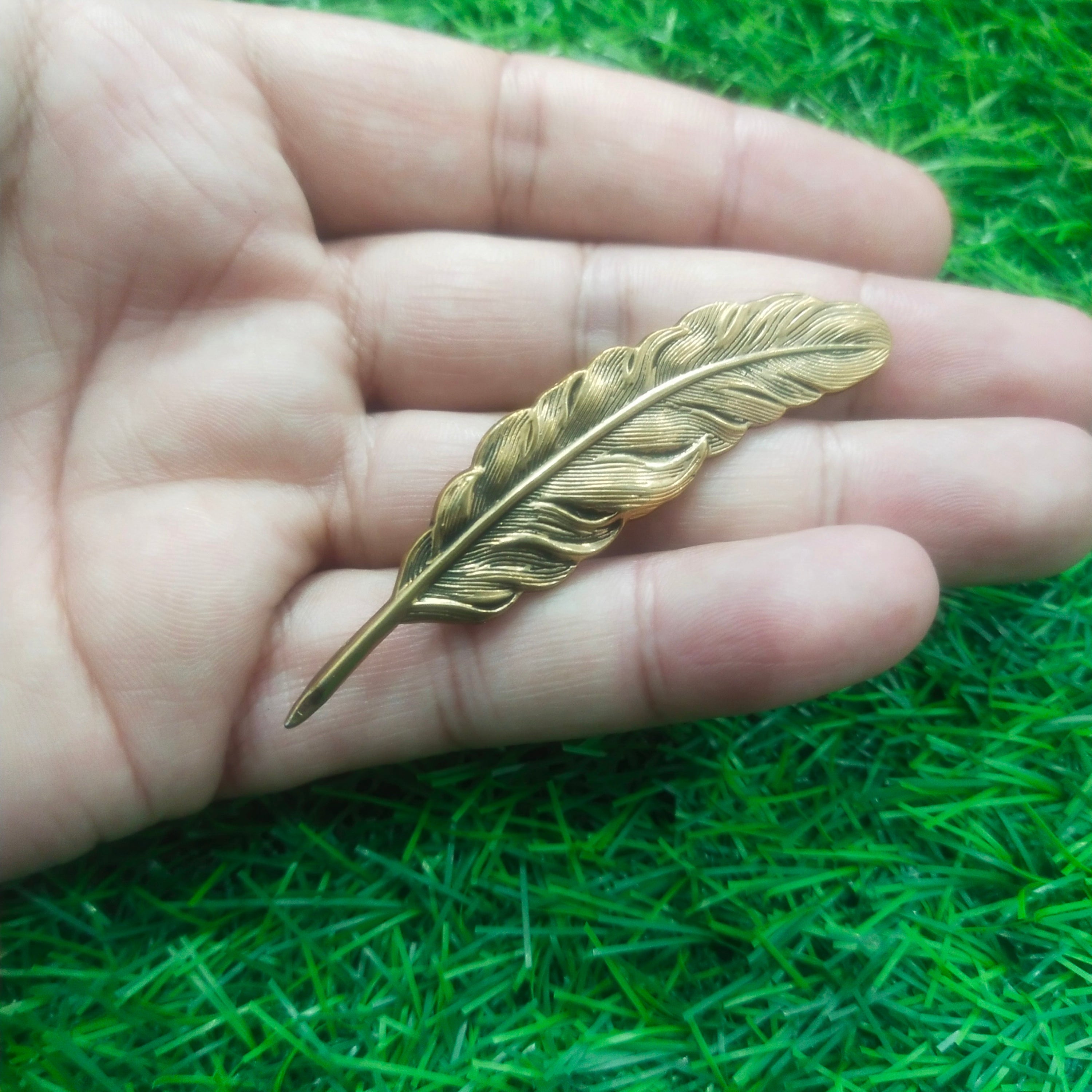 Feather brooch store for suit